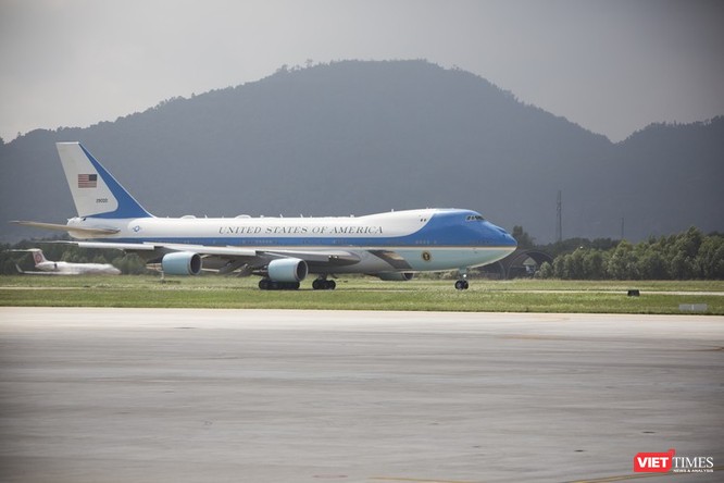 Chuyên cơ chở Tổng thống Mỹ bắt đầu hạ cánh xuống sân bay Đà Nẵng