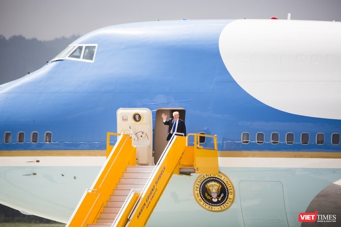 Tổng thống Mỹ xuất hiện ở cửa máy bay