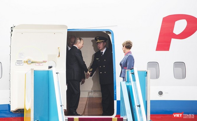 Tổng thống Putin bắt tay cơ trưởng
