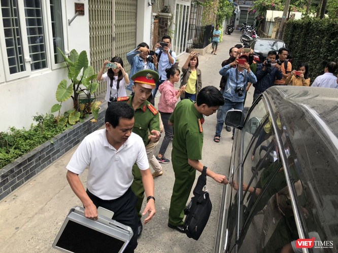 Khám xét nhà cựu Chủ tịch TP. Đà Nẵng: Công an thu giữ 1 máy tính và nhiều tài liệu ảnh 7