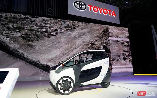 Toyota i-ROAD: Mẫu xe lai giữa ô tô và mô tô, nặng 300 kg ảnh 1
