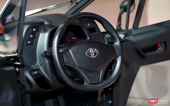 Toyota i-ROAD: Mẫu xe lai giữa ô tô và mô tô, nặng 300 kg ảnh 4