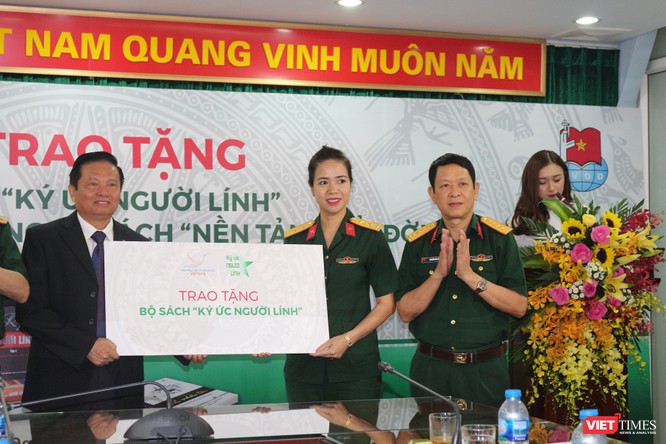 Hội Truyền thông số Việt Nam trao tặng bộ sách “Ký ức người lính” cho Thư viện Quân đội ảnh 1