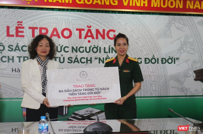 Hội Truyền thông số Việt Nam trao tặng bộ sách “Ký ức người lính” cho Thư viện Quân đội ảnh 2