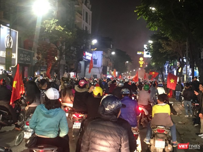 Người dân đổ ra đường reo hò mừng chiến thắng lịch sử của bóng đá Việt Nam ảnh 5
