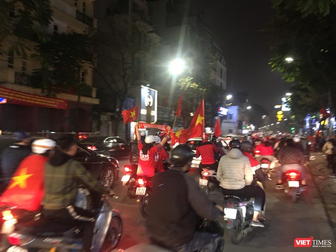 Người dân đổ ra đường reo hò mừng chiến thắng lịch sử của bóng đá Việt Nam ảnh 12