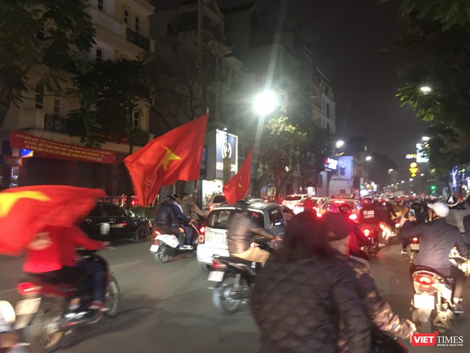 Người dân đổ ra đường reo hò mừng chiến thắng lịch sử của bóng đá Việt Nam ảnh 13