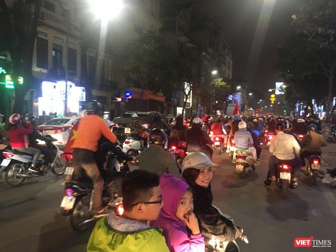 Người dân đổ ra đường reo hò mừng chiến thắng lịch sử của bóng đá Việt Nam ảnh 15