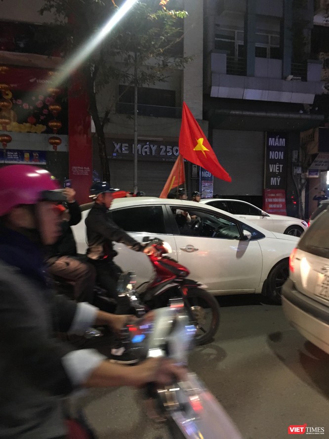 Người dân đổ ra đường reo hò mừng chiến thắng lịch sử của bóng đá Việt Nam ảnh 7