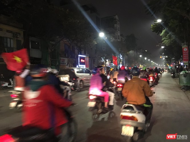 Người dân đổ ra đường reo hò mừng chiến thắng lịch sử của bóng đá Việt Nam ảnh 8