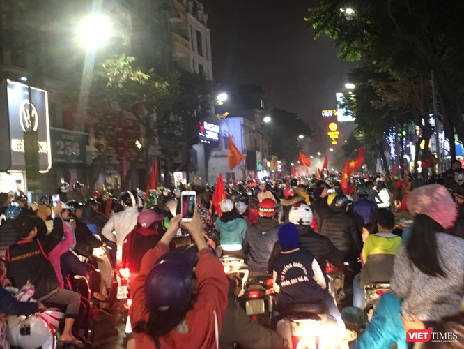 Người dân đổ ra đường reo hò mừng chiến thắng lịch sử của bóng đá Việt Nam ảnh 2