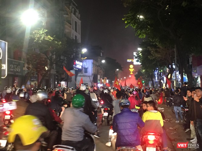 Người dân đổ ra đường reo hò mừng chiến thắng lịch sử của bóng đá Việt Nam ảnh 4