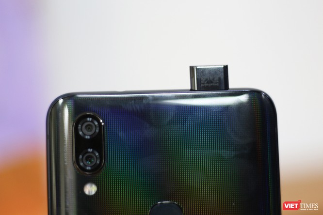 Mở hộp mẫu điện thoại độc đáo với camera “thò thụt” đầu tiên trên thế giới ảnh 9