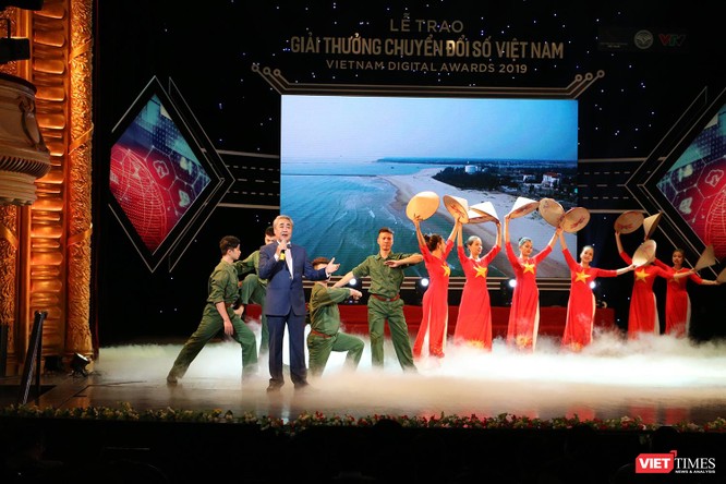 Những hình ảnh ấn tượng tại Lễ trao giải thưởng Chuyển đổi số Việt Nam 2019 ảnh 11