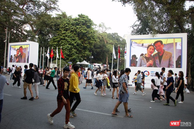 Hàng chục nghìn người chen chúc tham dự lễ hội văn hóa và ẩm thực Hàn - Việt tại phố đi bộ Hồ Gươm ảnh 1