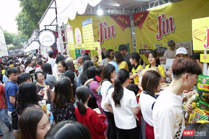 Hàng chục nghìn người chen chúc tham dự lễ hội văn hóa và ẩm thực Hàn - Việt tại phố đi bộ Hồ Gươm ảnh 2