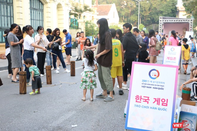 Hàng chục nghìn người chen chúc tham dự lễ hội văn hóa và ẩm thực Hàn - Việt tại phố đi bộ Hồ Gươm ảnh 26