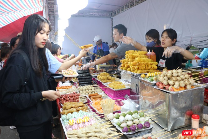 Hàng chục nghìn người chen chúc tham dự lễ hội văn hóa và ẩm thực Hàn - Việt tại phố đi bộ Hồ Gươm ảnh 4