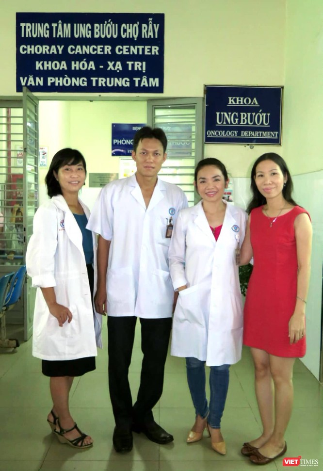 Chị Lê Thị Kim Thư (áo đỏ) tới cảm ơn các bác sĩ đã điều trị cho chị tại BV Chợ Rẫy 