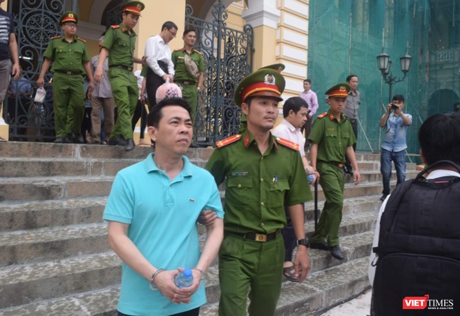 Bị cáo Nguyễn Minh Hùng về trại tạm giam chờ tòa tuyên vào chiều mai 1/10