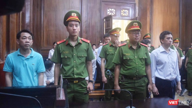 Bị cáo Nguyễn Minh Hùng (bên trái) và Võ Mạnh Cường (bên phải) tại phiên tòa hôm 1/10 