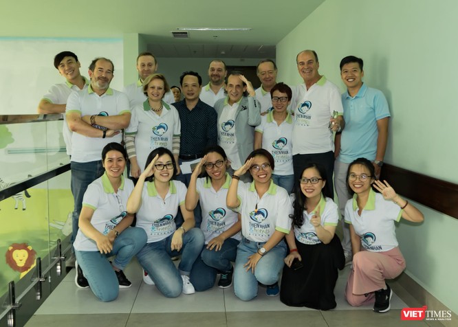 Bác sĩ Roberto De Castro: 10 năm mổ miễn phí cho trẻ em Việt ảnh 4
