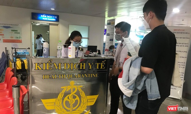 Kiểm dịch Y tế cho hành khách tại Cảng hàng không Quốc tế Tân Sơn Nhất. Ảnh: Toàn Trân