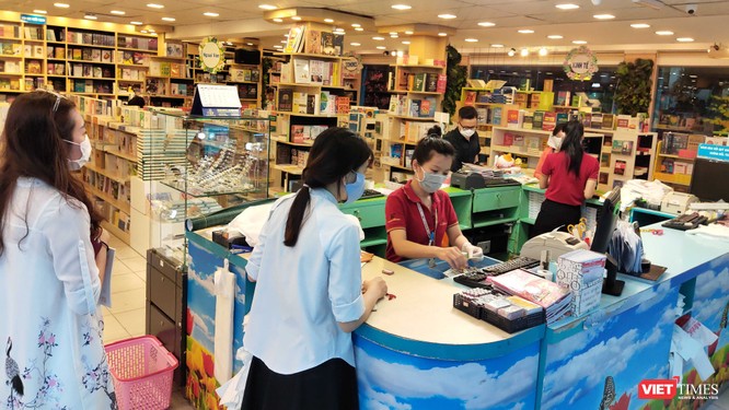 Người Việt đi mua sách, văn phòng phẩm đã tuân thủ rất tốt quy định bắt buộc phải đeo khẩu trang nơi công cộng. 