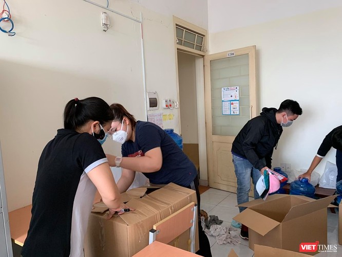 SV tình nguyện tiếp tục dọn dẹp, đóng gói đồ đạc để chuẩn bị chỗ ở cho những người nhập cảnh tiếp theo (Ảnh: BQL KTX) 