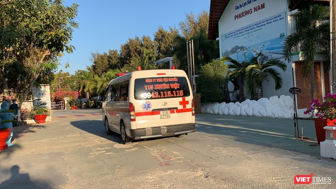 Xe đón người nhập cảnh đưa đi cách ly ở resort Phương Nam, huyện Cần Giờ (Ảnh: Phạm Nguyễn) 