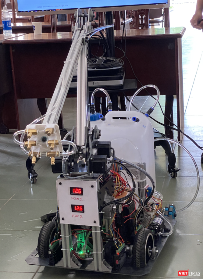 Cận cảnh robot khử khuẩn được đưa vào sử dụng tại BV Dã chiến Củ Chi (Ảnh: SYT) 
