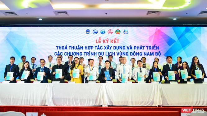 Lễ ký kết thỏa thuận hợp tác phát triển du lịch Đông Nam Bộ (Ảnh: Hữu Long) 