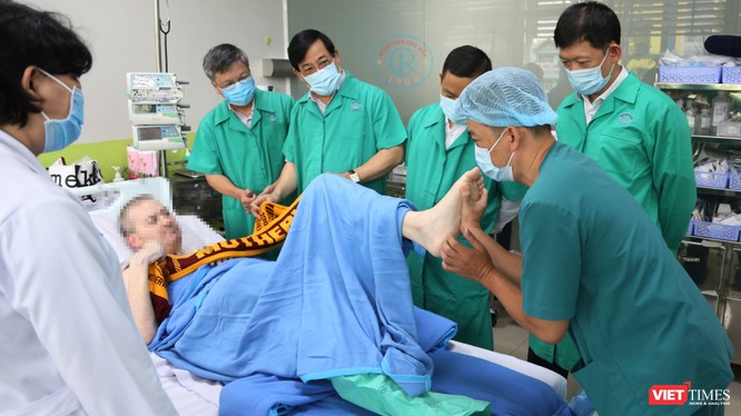 Bệnh nhân 91 thử lực chân với BS Trần Thanh Linh (Ảnh: BVCR) 