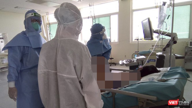 Bệnh nhân có bệnh nền phải thở máy trong BV Đà Nẵng (Ảnh: Hồ Xuân Mai) 