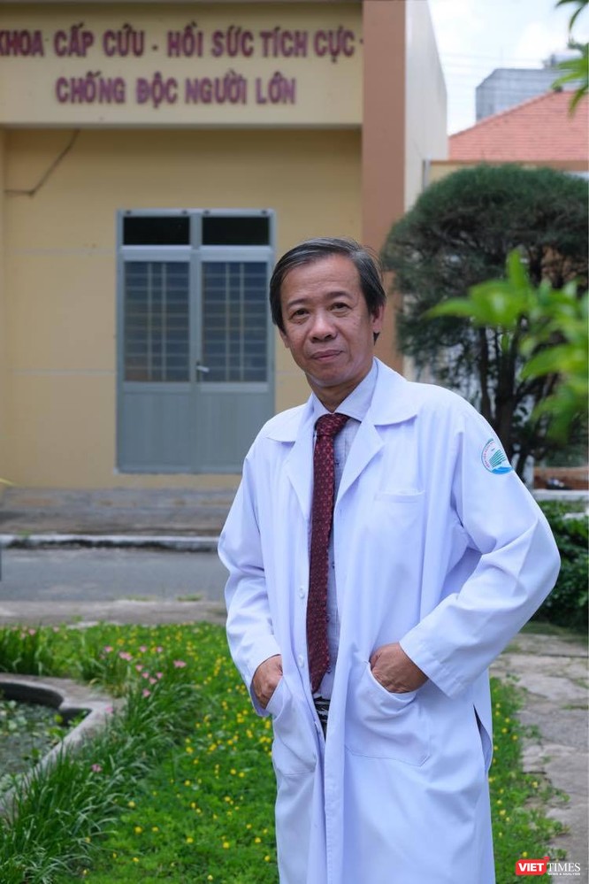 BS Nguyễn Văn Vĩnh Châu tại Khoa Hồi sức chống độc, BV Bệnh Nhiệt đới TP.HCM (Ảnh: Hòa Bình) 