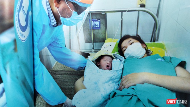 Đón em bé ra đời trong khu cách ly ở Quảng Nam