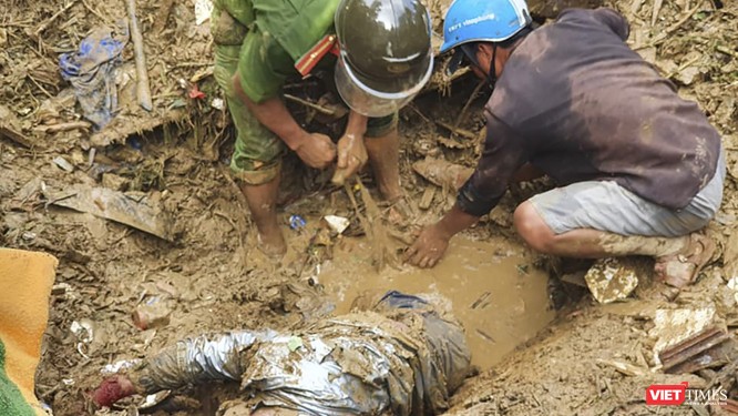 Video clip tìm thấy thêm một thi thể tại thảm họa lở núi Trà Leng ảnh 1