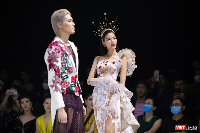 Hoa hậu H'Hen Niê diện thiết kế mới đẹp lộng lẫy của NTK Hoàng Hải ảnh 1