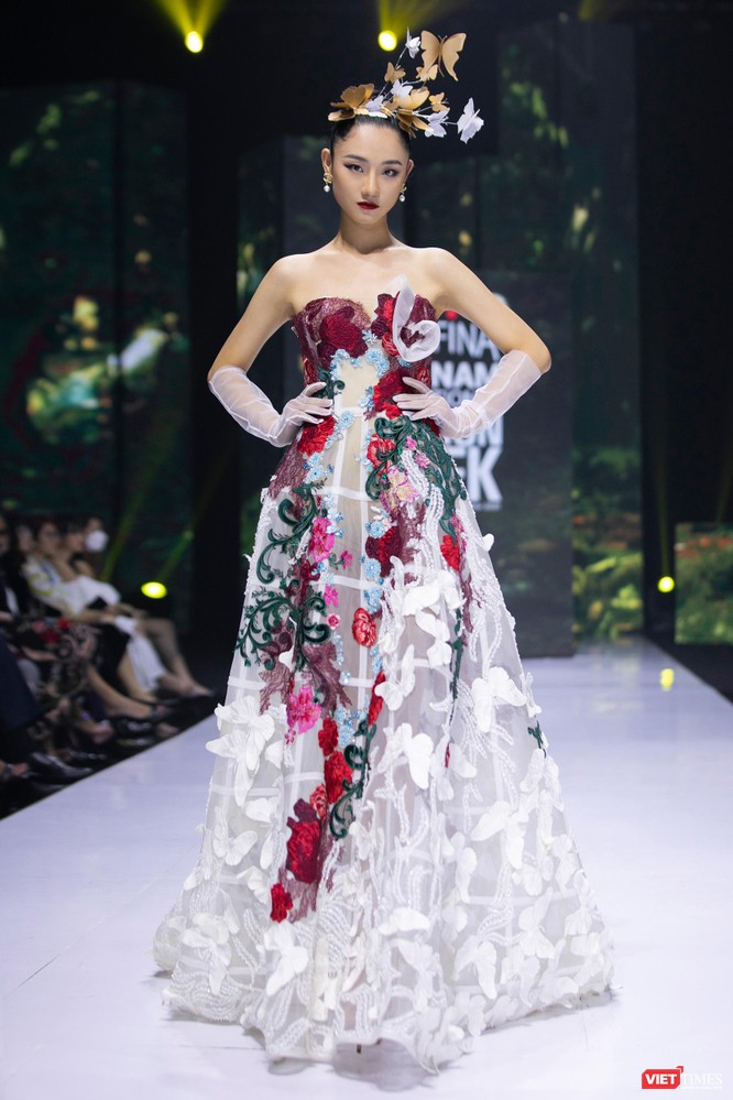 Hoa hậu H'Hen Niê diện thiết kế mới đẹp lộng lẫy của NTK Hoàng Hải ảnh 2