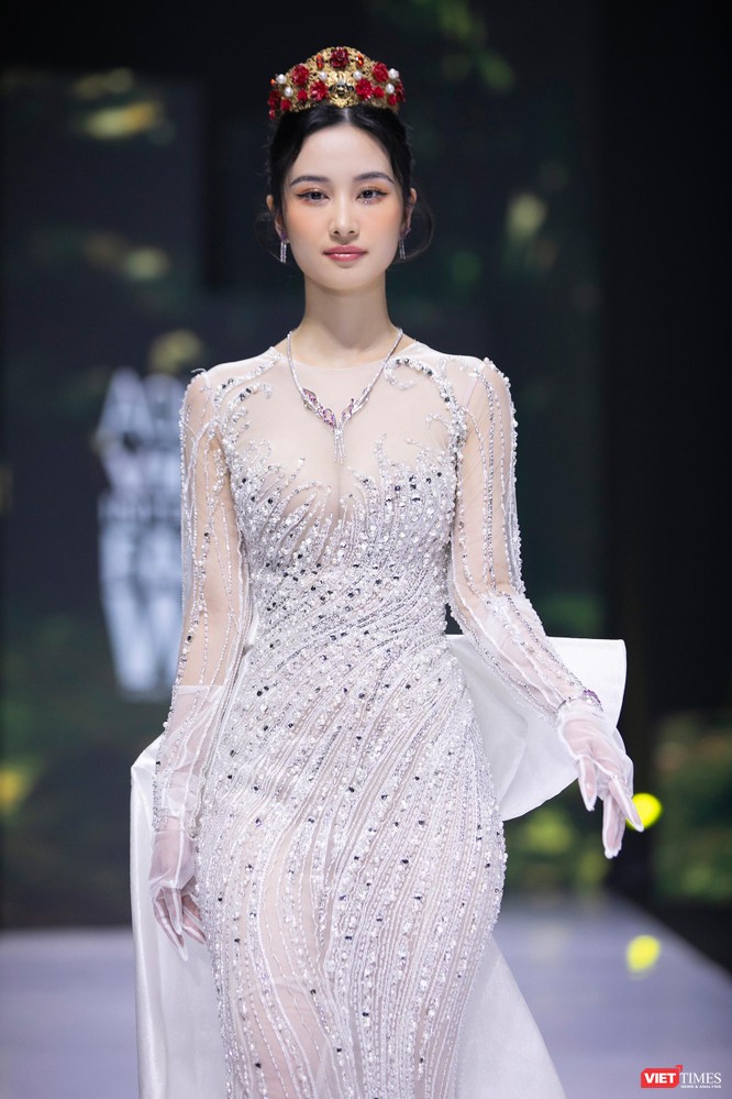 Hoa hậu H'Hen Niê diện thiết kế mới đẹp lộng lẫy của NTK Hoàng Hải ảnh 9