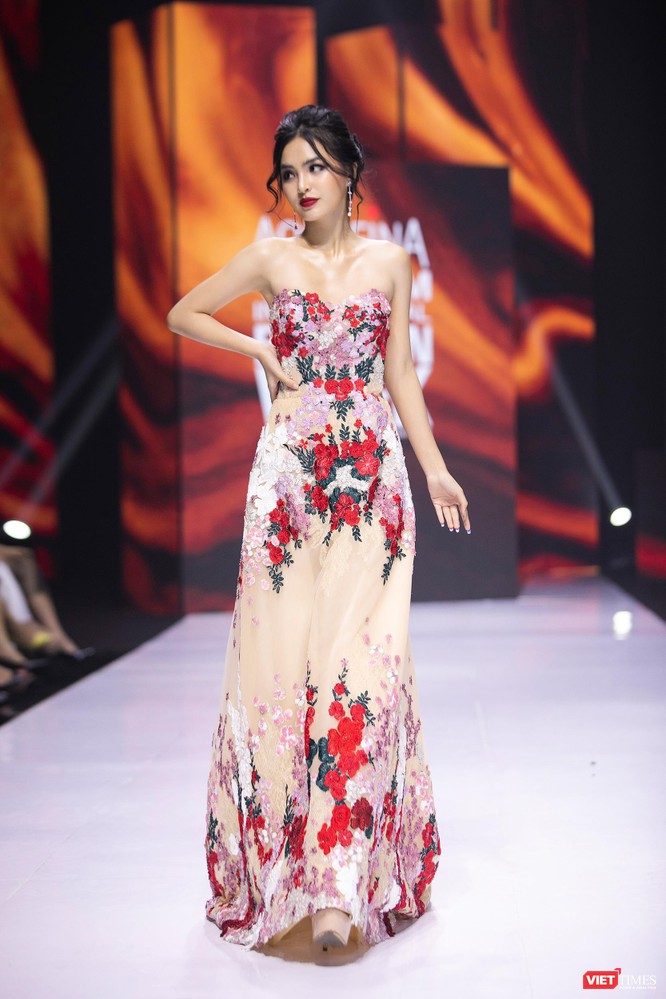 Hoa hậu H'Hen Niê diện thiết kế mới đẹp lộng lẫy của NTK Hoàng Hải ảnh 8