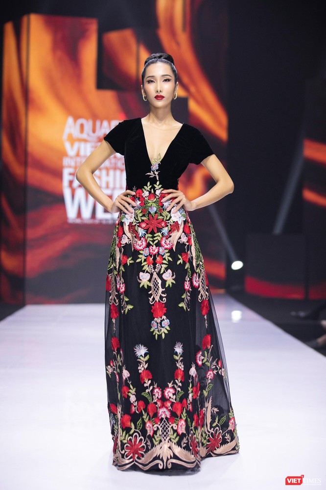 Hoa hậu H'Hen Niê diện thiết kế mới đẹp lộng lẫy của NTK Hoàng Hải ảnh 13