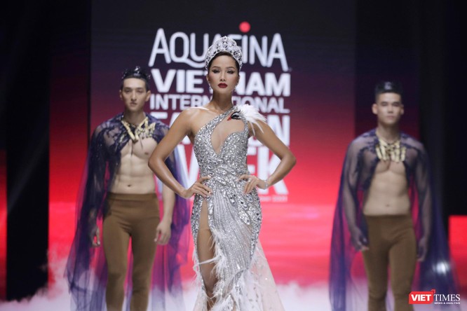 Hoa hậu H'Hen Niê diện thiết kế mới đẹp lộng lẫy của NTK Hoàng Hải ảnh 15