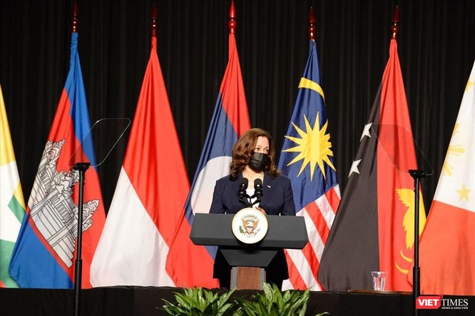 Phó Tổng thống Kamala Harris gặp Phó Thủ tướng Phạm Bình Minh thảo luận chiến lược vùng ảnh 2