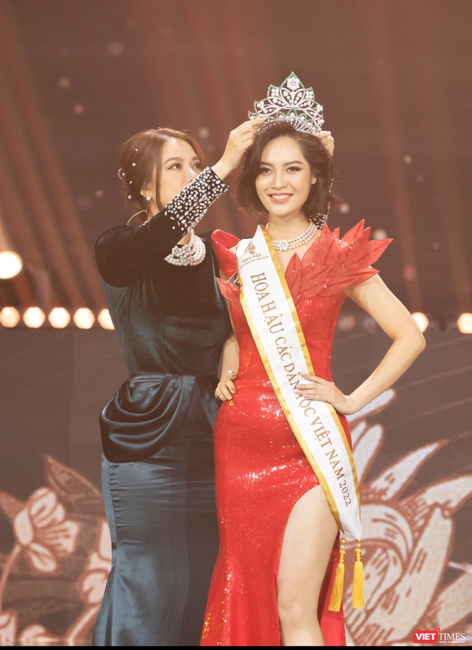 Nông Thuý Hằng đăng quang Hoa hậu các Dân tộc Việt Nam 2022 ảnh 1