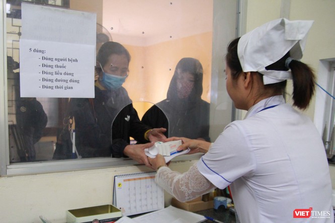 Bệnh nhân HIV nhận thuốc tại Trung tâm y tế quận Nam Từ Liêm
