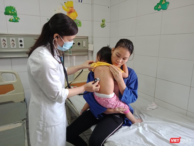 Thăm khám cho trẻ mắc sởi tại Bệnh viện Bệnh nhiệt đới Trung ương