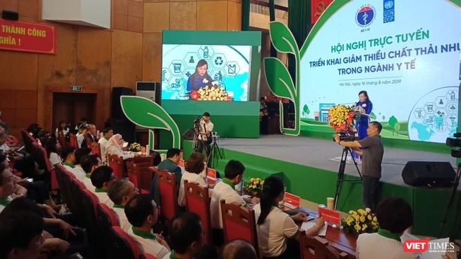 Bộ trưởng Bộ Y tế Nguyễn Thị Kim Tiến phát biểu tại hội nghị tổ chức tại Bộ Y tế sáng 16/8