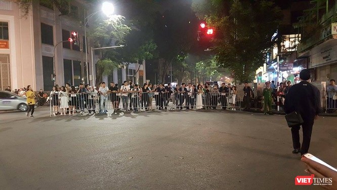 Tổng thống Trump đến Hà Nội, người dân đổ ra đường chào đón ảnh 4