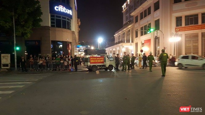 Tổng thống Trump đến Hà Nội, người dân đổ ra đường chào đón ảnh 5